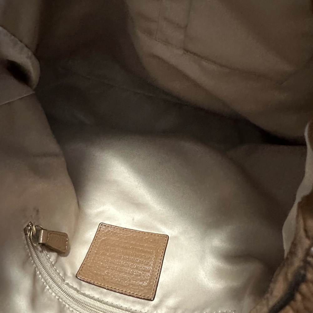 This Coach shoulder bag is wonderful for everyone! - Picture 5 of 8